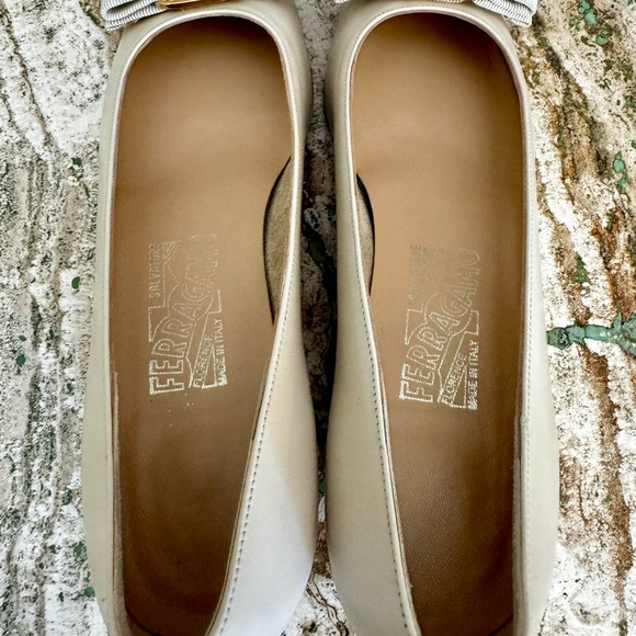 SALVATORE FERRAGAMO VARA 7AA NARROW IVORY LOW HEEL PUMPS HEELS RIBBOW BOW SHOES - Picture 8 of 11